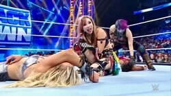 電撃復帰の悪女レスラーが衝撃の裏拳で前王者KO！ 「こ、これが女の闘い…」「怪我しそう」カイリの一撃に場内騒然
