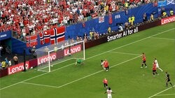 一体、何が！？ ノルウェー守備陣に“異変”… ゴール前でまさかの展開「みんな足が…」ベリンガム決勝弾の裏にあった“一瞬の隙”
