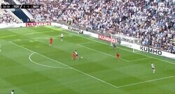 「自爆すんのやめてくれ」 狙われすぎだろ！ ファンも呆れ気味… ありえない“痛恨ミス”→豪快シュートを叩き込められる瞬間「毎回同じ失点してるな」