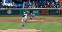 球場騒然！ カブス・今永昇太のストレートで“異変”が起きた…！？ 三振したバッターのリアクションがヤバすぎると世界中で話題に「打てそうで打てない」「そりゃキレるわ」