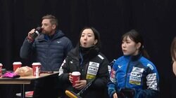 え、一人だけ！？ ロコ・ソラーレ、初戦は「さっちゃんだけもぐもぐ」 カメラが捉えた“作戦会議”の一部始終