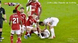 顔面流血の競り合いに騒然…英プレミア・トッテナムのFWに衝撃アクシデント 古巣との対戦で負傷も自力で退場→“元エース”に敵地サポーターは異例の拍手でエール