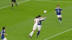 「ウェンブリー無敗の男」鎌田大地、イングランド代表MFを封じた“異次元クリア”にファン歓喜「完全に覇者やん」「いて欲しいところにいつもいる」