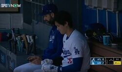 一体、何をやっているのか…！？ 大谷翔平、特大アーチ直後にベンチで見せた“表情”にファン騒然 「めっちゃ嬉しそう」「カッコ良すぎるだろw」