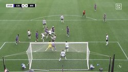 「ハンドだな」「ないない」Jリーグ開幕戦でVAR発動の瞬間　浦和・ショルツに“ノーハンド”判定されるも「当たってるで」「これは取れない」難しい判定にファンの意見が真っ二つ