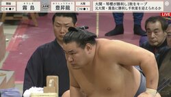 まるで赤子を抱くように…豊昇龍、元大関を“ヒョイっ”と吊り出し……圧巻のパワーに観客お口あんぐり、敗れた力士は苦笑い