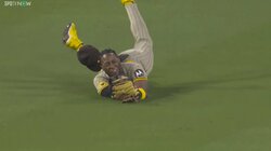 大谷翔平を塁に出すな！ パドレス外野手が衝撃のスーパープレー「今飛びましたよね!?」実況も唖然