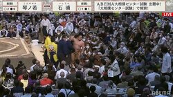 アクシデント発生に親方衆も緊急集合 小兵・石浦が土俵下でしばし動けず 四日目から休場