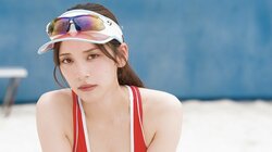 都丸紗也華の色香る美バスト “ビーチの妖精”になりきって放つ悩殺スパイク 『週刊SPA！』登場