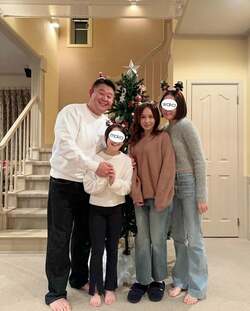  花田虎上の妻、大きくなった娘達との家族ショットを公開「可愛い」「モデルさんみたい」の声 