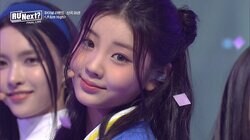 ウエストを大胆に見せたチアリーダー風の衣装で会場を魅了！ 5人最後のキラキラしたステージに「泣ける」の声殺到