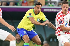 【W杯】顔面直撃の悲劇　ブラジル代表DF、相手選手への“ジャンピングキック”に海外騒然「レッドカード？」