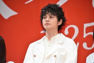 北村匠海、“目元ドアップ写真”で23歳誕生日を報告 イルカと戯れる笑顔