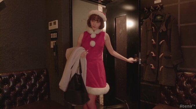 玉城ティナがセクシーなミニスカサンタ姿を披露！「天使だ」「惚れてまうやろ」視聴者をKO 4枚目