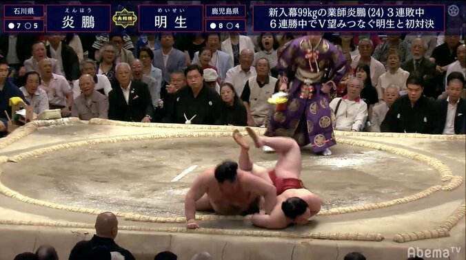 炎鵬、軍配差し違えで4度目の勝ち越しお預け　右の太もも裏を押さえる仕草に錣山親方「おそらく肉離れ」　 1枚目