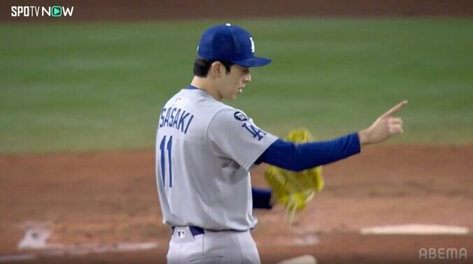 佐々木朗希も激賞！ド軍“10月男”が大ファインプレー 「体勢が崩れながらも」余裕でアウトの好送球、“剛腕”をバックが盛り立てる 4枚目