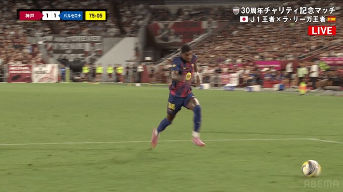 「速すぎん！？」バルサ新加入ラッシュフォードが“異次元の急加速スプリント”「伸びるなー」「すごっ」神戸DFに後方から追いついた瞬間に驚愕の声 3枚目