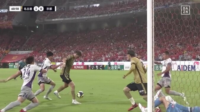 「首どうなってんねん」「エグいわ」名古屋ユンカー、とんでもない“首捻り”でほぼ180度?強烈ヘッド弾炸裂！クロスバー直撃→連続シュートで今季初ゴールの瞬間 4枚目