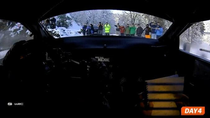 ギャラリー騒然！世界ラリーで「めちゃ滑ってる」 “予期せぬ事態”に観客慌てる…開幕戦で捉えたあわやの一幕 4枚目
