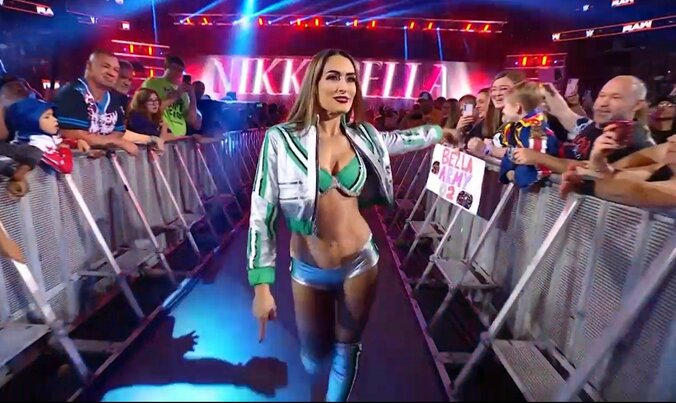 花道を闊歩するニッキー・ベラ