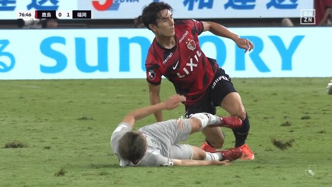 「ガッツリ削ってるやん」元チームメイトの容赦ない足裏スライで転倒→スタジアム騒然も「ギリギリ」「うまく避けてたな」大事に至らずファン安堵 4枚目