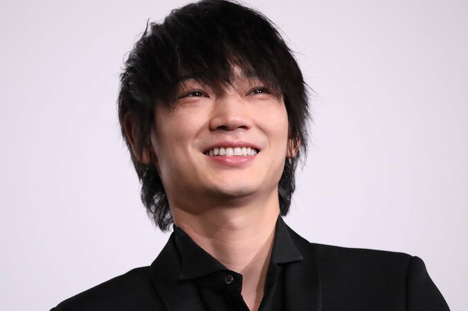 綾野剛、フードを被りたそがれる姿に「美しい」の声 1枚目