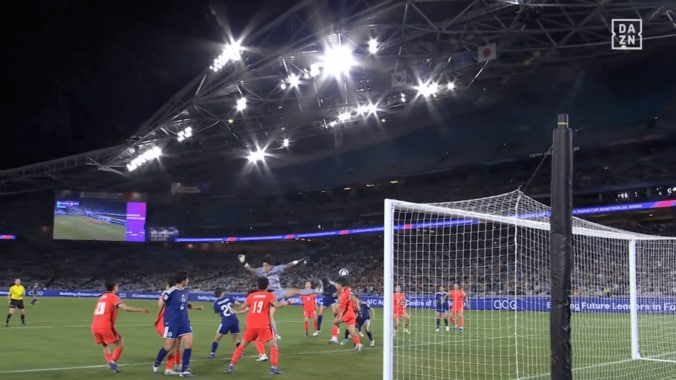 ボールは韓国GKの手をすり抜け熊谷がヘディングで合わせる