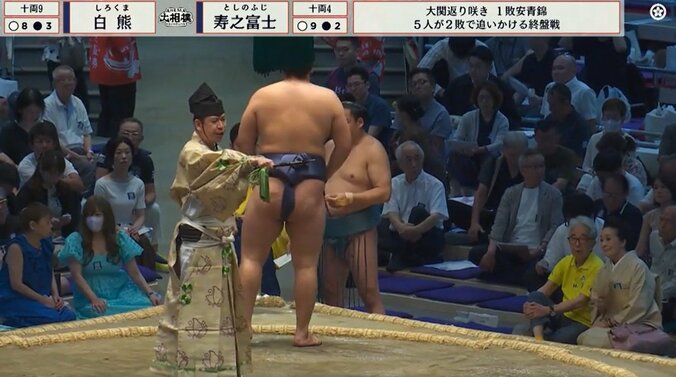 大相撲、“特等席”に大物が鎮座 とにかく映える衣装で“即バレ”状態「今日は別の席で」 4枚目