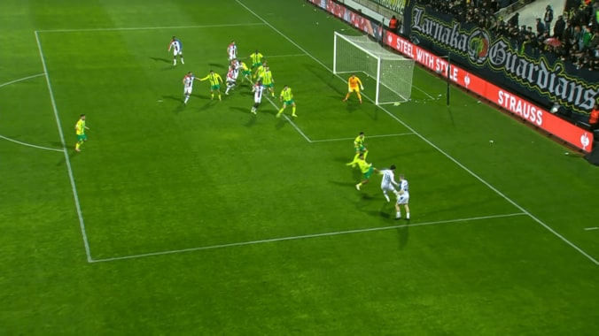 「わざと股を…」鎌田大地の“神アシスト”を中村俊輔が絶賛！「うますぎる」「視野どうなってるんだ」ファンも騒然 5枚目