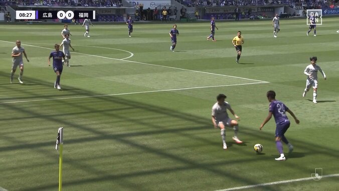 磁石かよ！足元に吸い付く驚愕の“ビタ止めトラップ”が話題「半端ない」「神トラップ」背後からのロングボールを走りながら完璧クッションでおさめた瞬間 3枚目