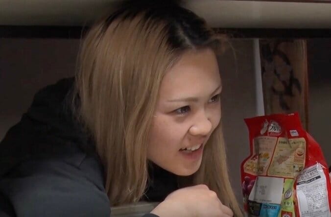 【写真・画像】「6人家族で月の食費5万円」41歳シンママおばあちゃん、安値重視のスーパーでの買い物風景を公開　1枚目