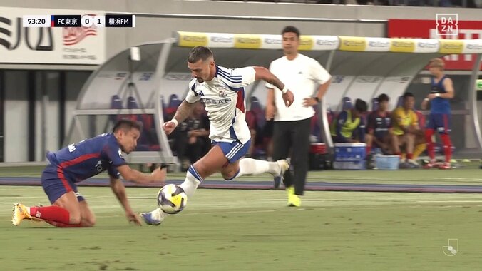 嘘だろ？日本代表DFを吹っ飛ばしてボール強奪「長友を吹き飛ばすのはすごいな」強烈マッチアップで競り勝ったベルギー人MFのデュエルに脚光 3枚目