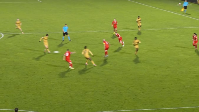 「天才だ」鎌田大地が“美しすぎるダイレクトパス”でプレアシスト！「まさにピンポイント」「格が違う」現地実況＆ファンが大絶賛 3枚目