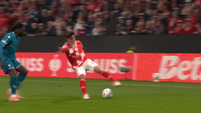 スタジアム大熱狂！佐野海舟、劇的決勝点をアシスト「本当に凄いな」「スーパーだ」華麗フェイク→絶妙クロスの一部始終 5枚目