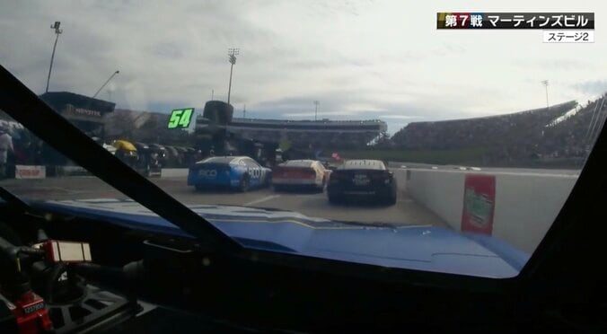 「まさに空飛ぶタイヤ」ピットレーンで目を疑う光景　放送席も驚き隠せず「あ、転がってる！」「これ相当危険ですよね」 5枚目