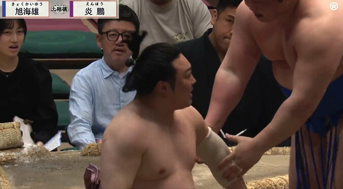 「ヤバい倒れ方」炎鵬の脚がアブナイな方向で…土俵際の決着にファン“ひやり” 館内静まり返るも安堵の拍手 4枚目
