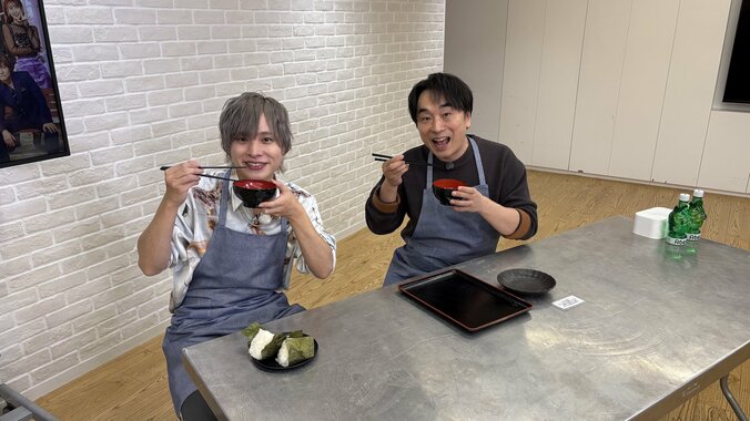 【写真・画像】関智一＆岡本信彦が“料理男子”に！？料理の基礎を学ぶ！焼き餃子が水餃子に…衝撃料理を生み出した岡本信彦が急成長！？　1枚目