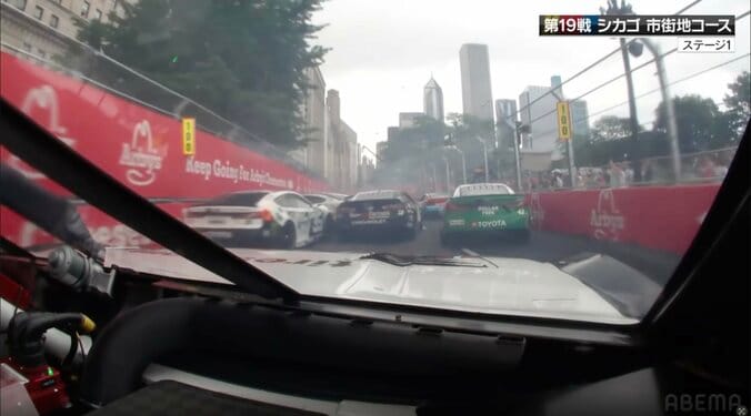 後続のマシンは突然前方を塞がれる形に