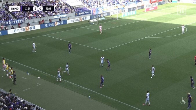 まるでベルカンプ！19歳MFの“変態トラップ”を元日本代表10番も絶賛「真上から来るボールはすごく難しい」走りながらビタ止め→即シュートの超テクニック 3枚目