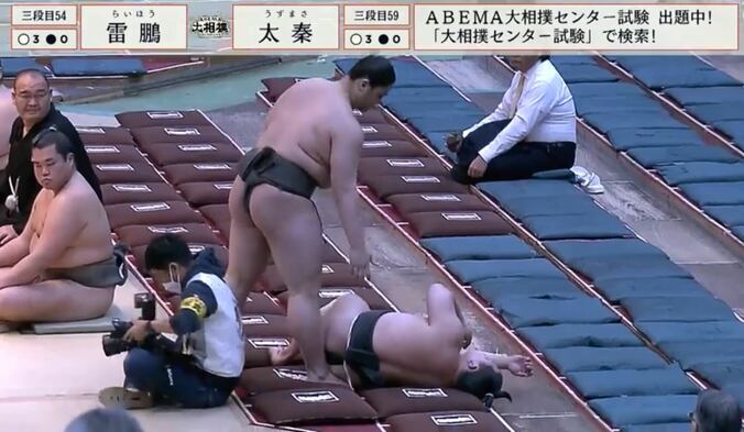 【写真・画像】「一体どうした…？」16歳に吊り出しで敗れた元幕下人気力士が“立ち上がれない”…ハプニングに騒然「無事でありますように…」　1枚目