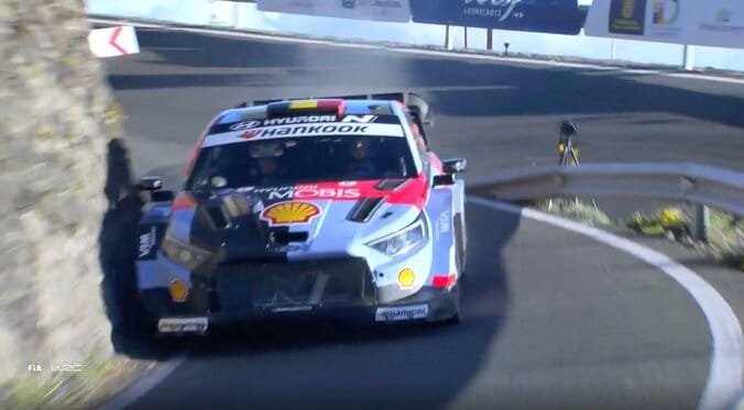 これぞ公道最速！ 超一流ドライバー、“華麗なるスピンターン”の凄技光景に脚光　壁スレスレも圧巻ドラテク見せつける 2枚目