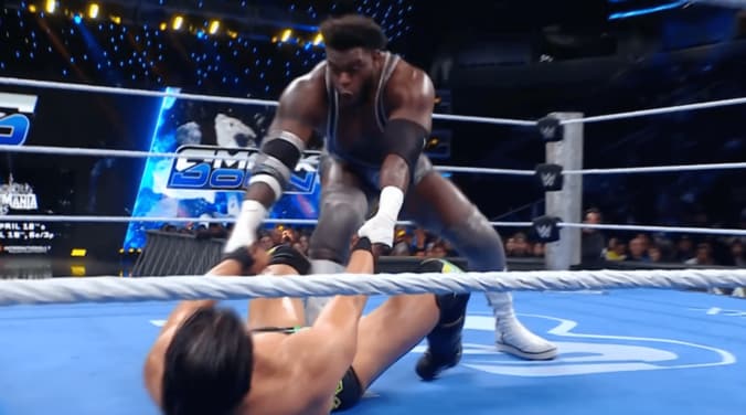 【映像】倒れた相手を“引っこ抜く” 超怪力レスラーの離れ業