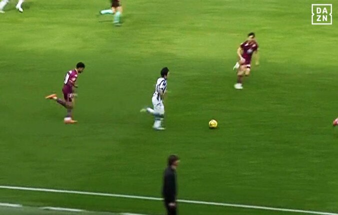 【写真・画像】「ふざけるな！」久保建英が“悪質カニばさみタックル”被害で大転倒→ファン怒り心頭「レッドでもおかしくない」「なんてことするんだ」スタジアムも大ブーイング　1枚目