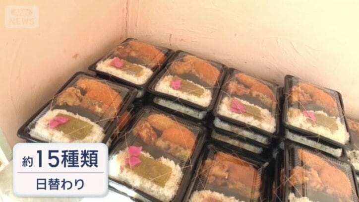 日替わりで、およそ15種類の激安弁当が並ぶ