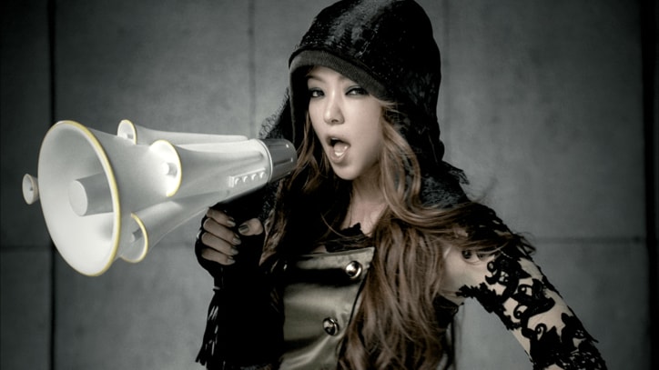 安室奈美恵ファッション総選挙ランキング発表、キャリア25年で最も愛された作品1位は？