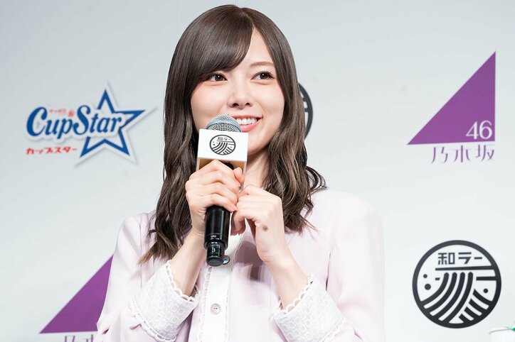 齋藤飛鳥、手で顔を隠し照れながら「サッポロ一番カップスタ〜」と歌う