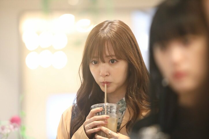 鈴木愛理がハイヒール脱ぎ捨て全力疾走！ ズタボロメイクに髪振り乱し、小田切ヒロも「ゾンビみたいじゃない」と驚き