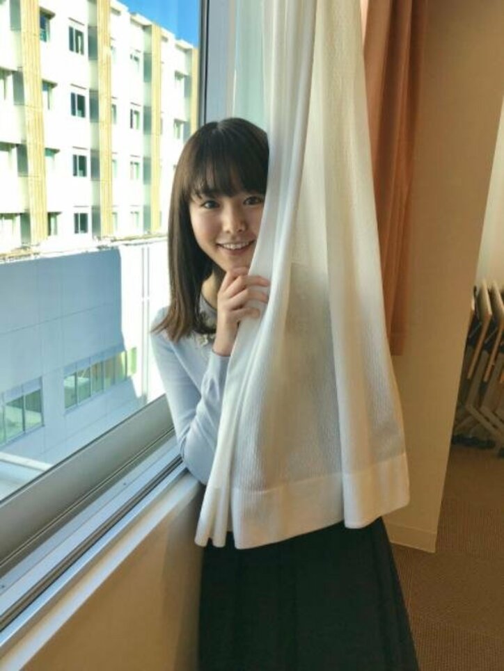 『トドメの接吻』唐田えりか、カーテンから笑顔を覗かせた “守ってあげたくなる” オフショット公開