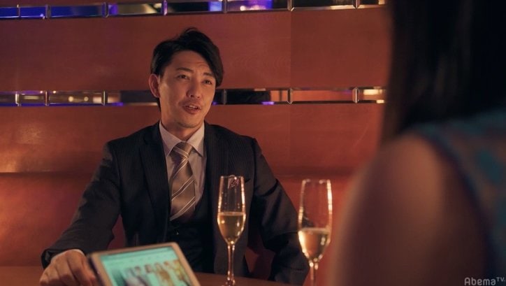 新川優愛が主演ドラマで体当たり演技　レザーを着たままプールへダイブ！