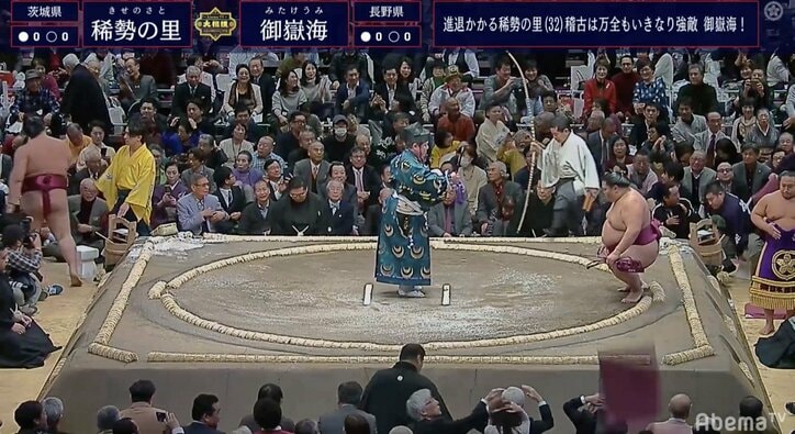 進退をかける稀勢の里、御嶽海に押し出しで敗れる！　館内に「ため息と座布団」